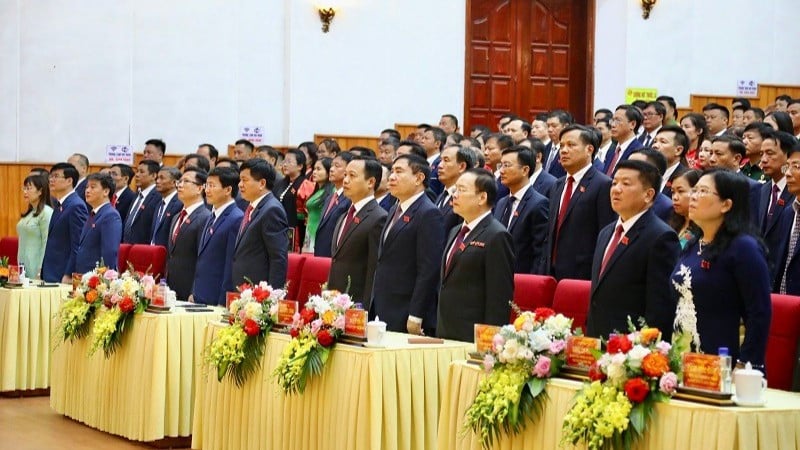 第15回ディエンビエン省党大会に出席する代表者たちは、10月14日午前の準備会議で国旗敬礼の儀式を行った。
