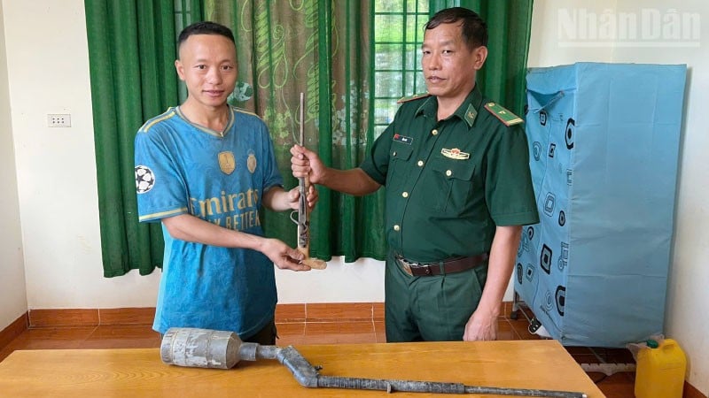 O Sr. Thao Ba BLong, da aldeia de Bua Hin, comuna de Muong Hung, entregou voluntariamente duas armas caseiras.