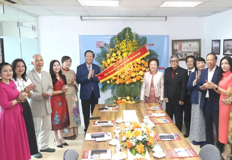토람 사무총장이 베트남 사기업인 협회에 축하의 꽃을 전달하고 있다 - 사진 1. Tổng Bí thư Tô Lâm tặng hoa chúc mừng Hội Doanh nhân Tư nhân Việt Nam- Ảnh 1.