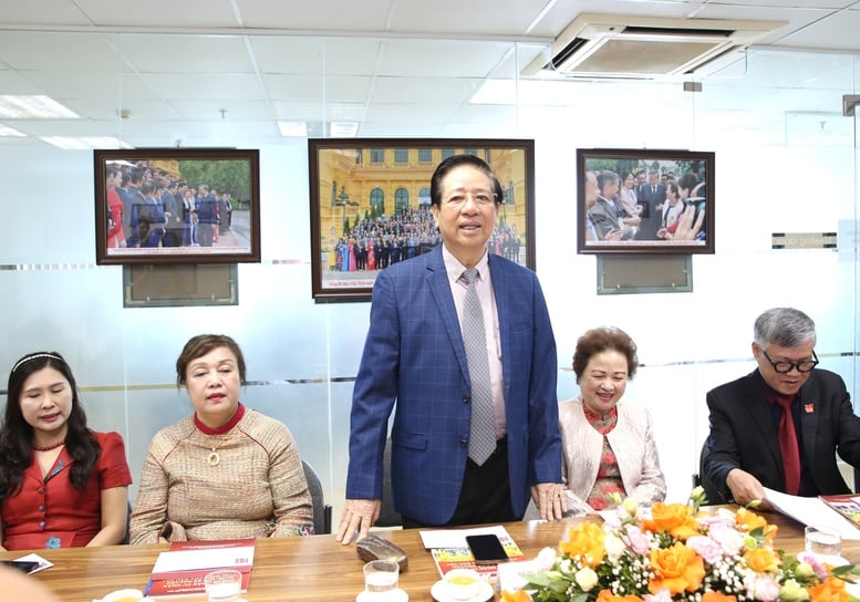 토람 사무총장이 베트남 사기업인 협회에 축하의 꽃을 전달하고 있다 - 사진 2. Tổng Bí thư Tô Lâm tặng hoa chúc mừng Hội Doanh nhân Tư nhân Việt Nam- Ảnh 2.