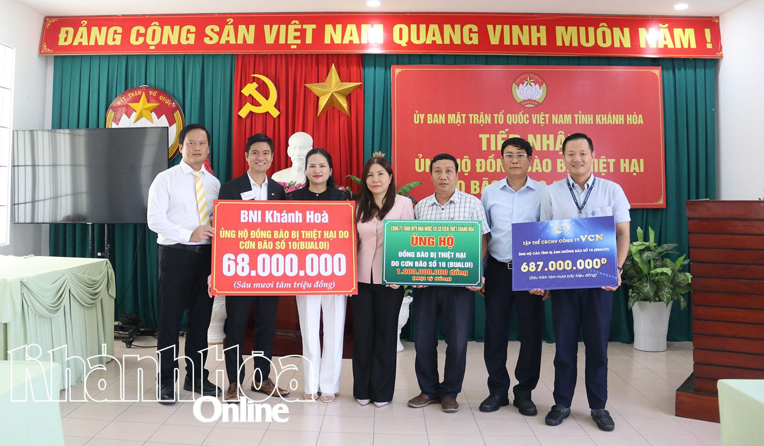 តំណាងអង្គភាពបានប្រគល់ថវិកាឧបត្ថម្ភដល់ថ្នាក់ដឹកនាំគណៈកម្មាធិការរណសិរ្សមាតុភូមិវៀតណាមខេត្ត Khanh Hoa។