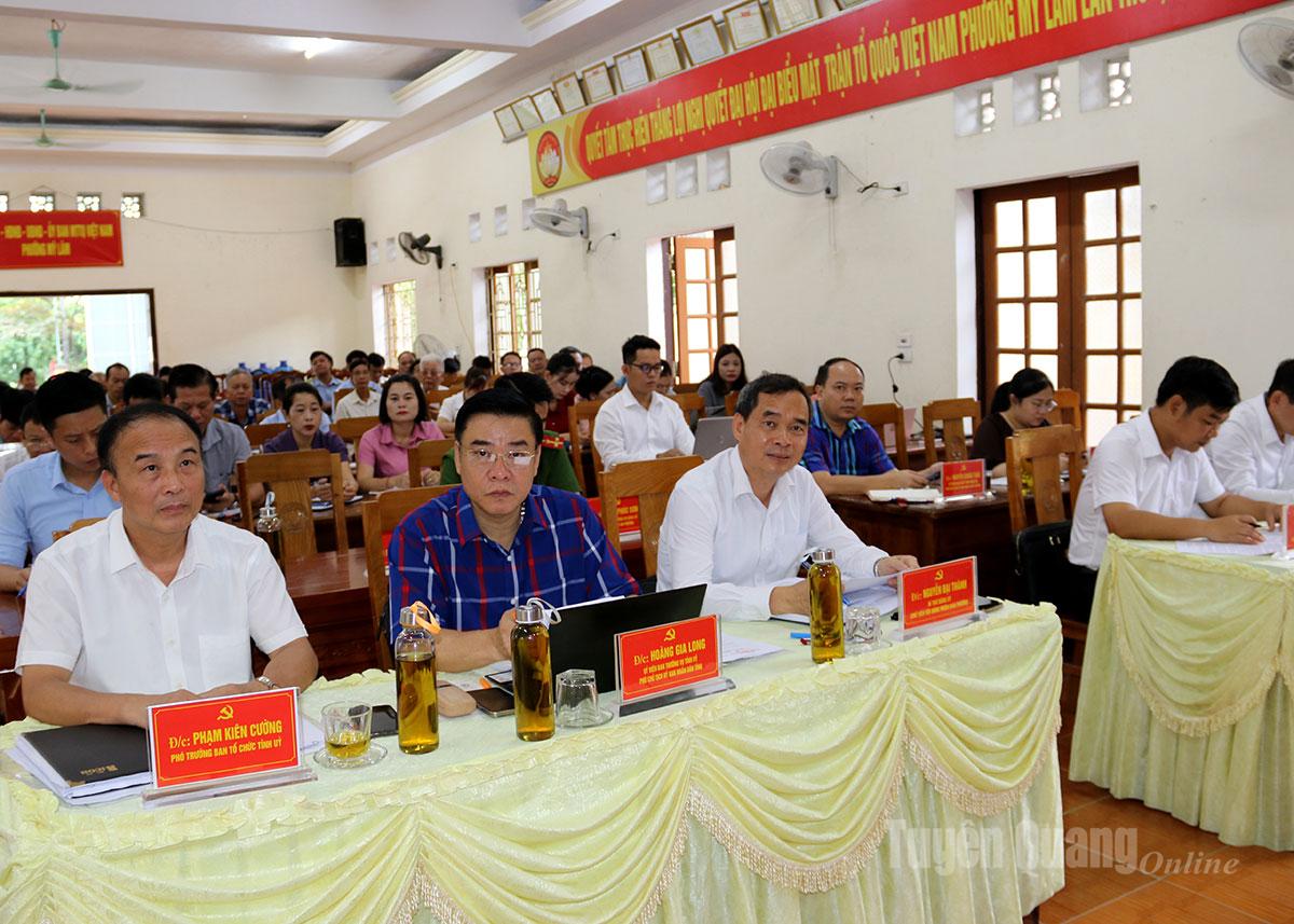 O camarada Hoang Gia Long, membro do Comitê Permanente Provincial do Partido e vice-presidente do Comitê Popular Provincial, participou da 1ª Conferência do Comitê do Partido do Distrito de My Lam, 1º mandato.