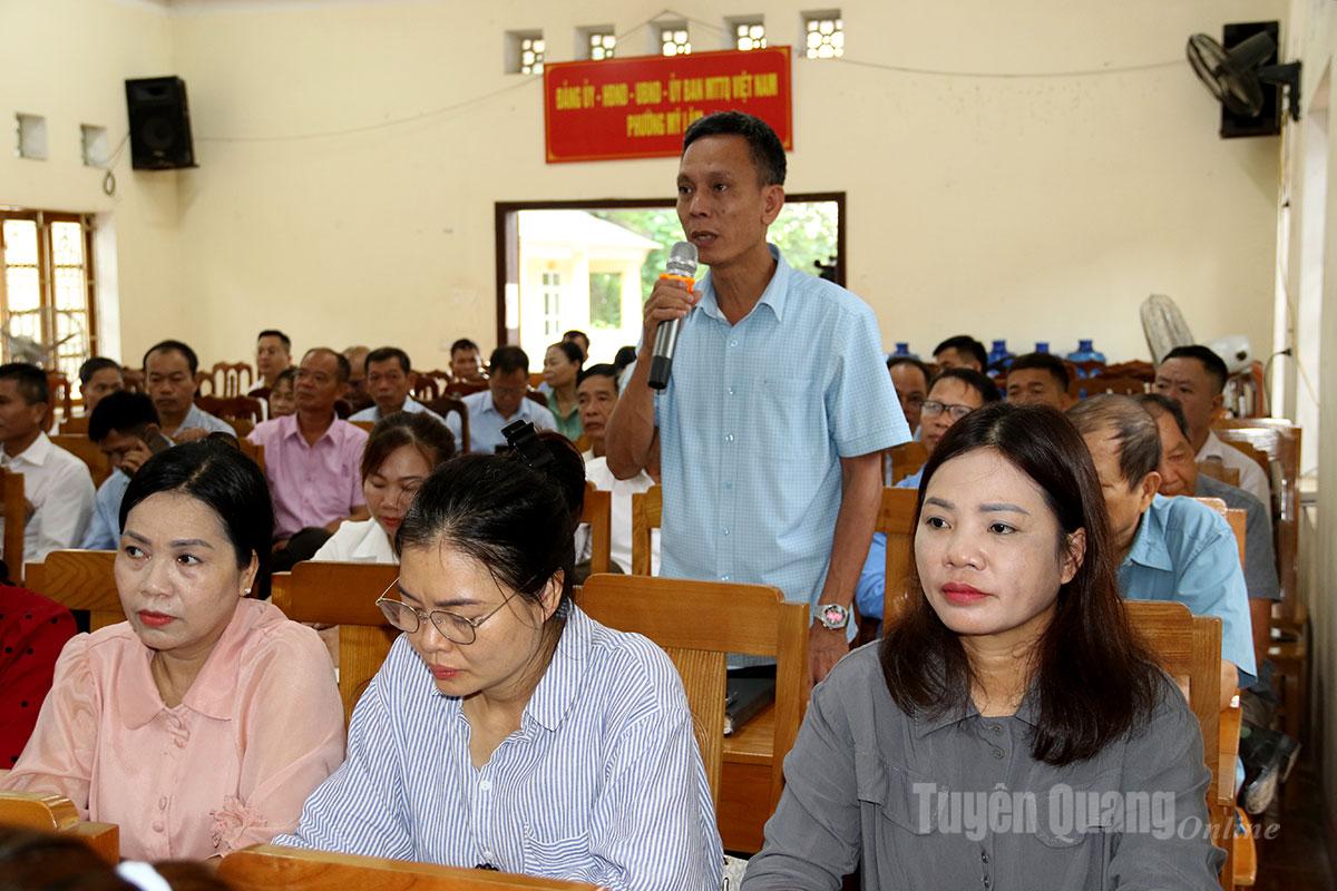 O chefe do Grupo Residencial My Lam 2, Nguyen Van Tuyen, deu sua opinião sobre a implementação da remoção de casas temporárias e a concessão de certificados de direitos de uso da terra às pessoas.
