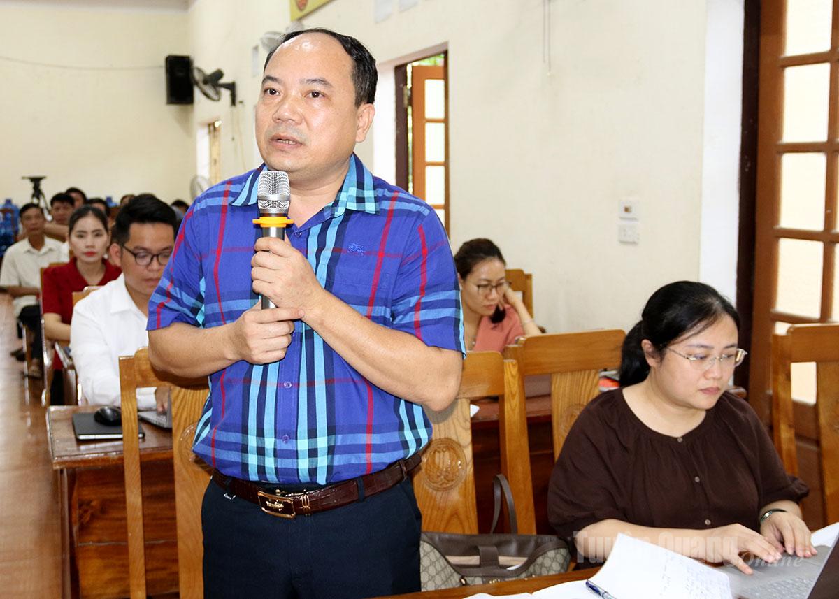 Líderes do Comitê Popular do Bairro My Lam deram opiniões sobre planejamento de cemitérios, aterros sanitários e concessão de certificados de direitos de uso da terra para as pessoas.