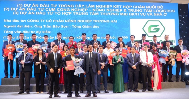 El Director General de THACO AGRI recibió el memorando de entendimiento para tres proyectos con una inversión total de 11.000 billones de VND en la Conferencia de Promoción de Inversiones de la Provincia de Gia Lai.