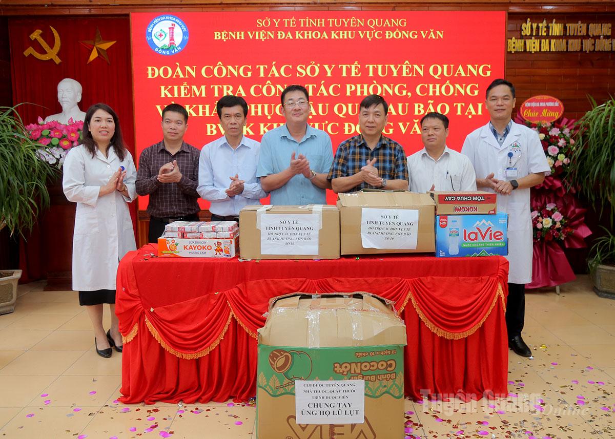 Giám đốc Sở Y tế Nguyễn Thành Hưng trao tặng quà hỗ trợ các cơ sở y tế trên địa bàn bị ảnh hưởng do mưa lũ.