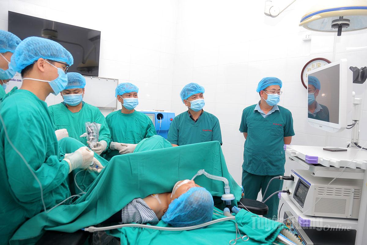 Sau lễ khai trương, các bác sĩ Bệnh viện Đa khoa khu vực Đồng Văn thực hiện thành công ca phẫu thuật tán sỏi tiết niệu ngược dòng bằng Laser cho một bệnh nhân trú tại thôn Lô Lô Chải, xã Lũng Cú.