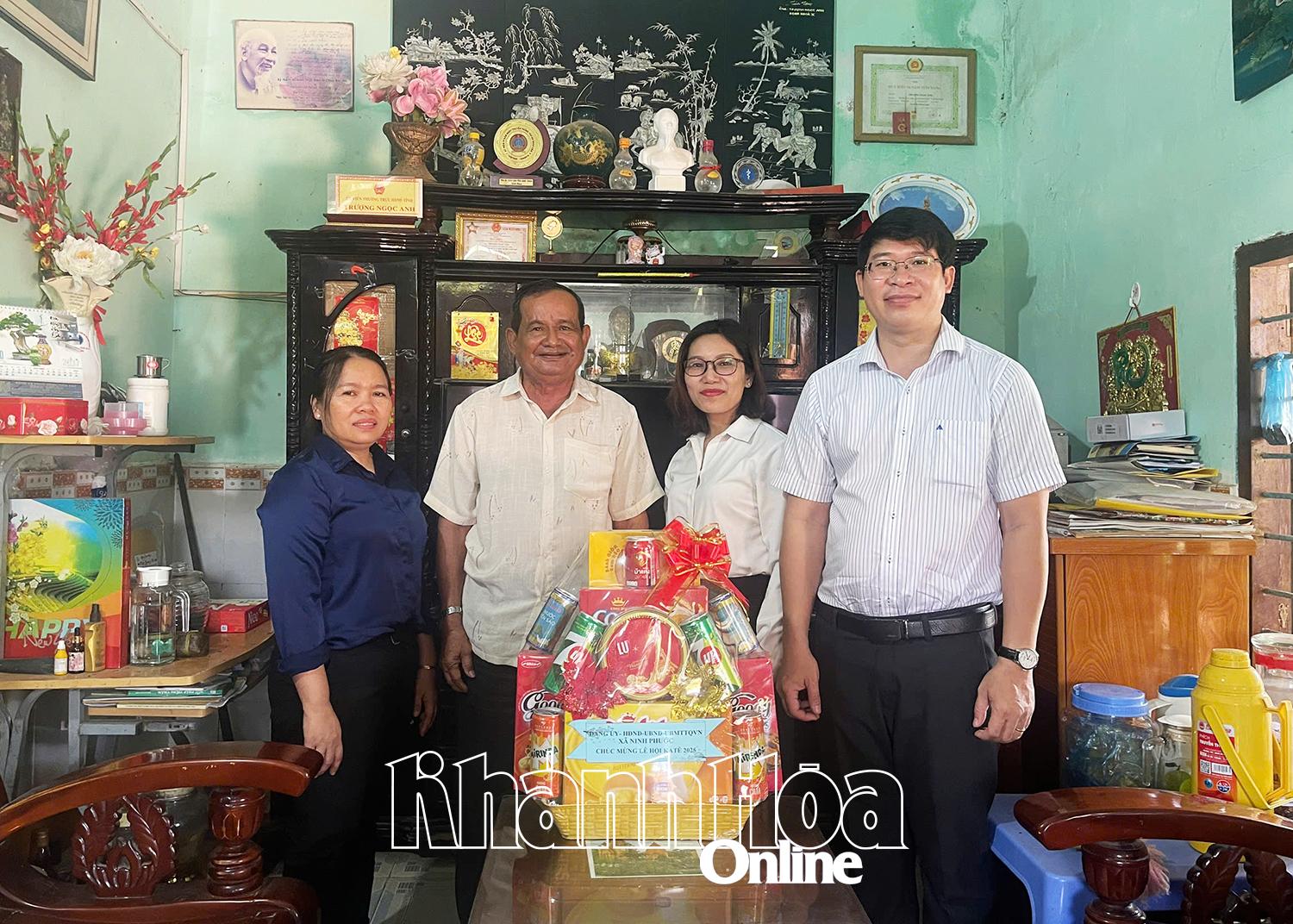 ថ្នាក់ដឹកនាំឃុំ Ninh Phuoc បានចុះសួរសុខទុក្ខ និងផ្តល់អំណោយ
