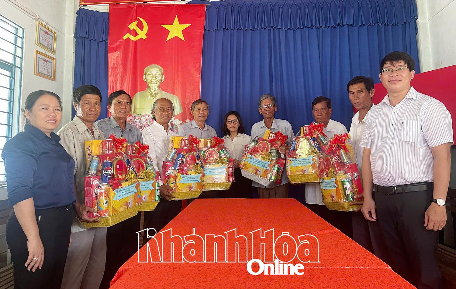 ថ្នាក់ដឹកនាំឃុំ Ninh Phuoc បានចុះសួរសុខទុក្ខ និងផ្តល់អំណោយ