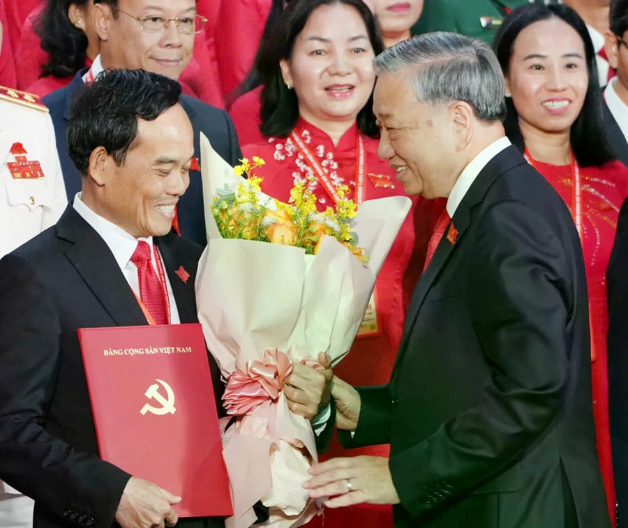 Tổng Bí thư Tô Lâm tặng hoa chúc mừng Bí thư Thành ủy TPHCM nhiệm kỳ 2025-2030 Trần Lưu Quang