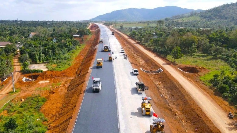 Selesaikan pembangunan Jalan Tol Khanh Hoa - Buon Ma Thuot sepanjang 20 km sebelum 19 Desember - Foto 1. Hoàn thành 20km cao tốc Khánh Hoà - Buôn Ma Thuột trước 19/12
- Ảnh 1.