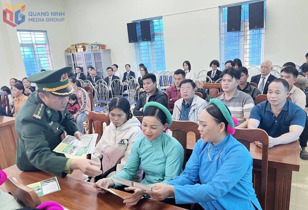 포헨 국경 경비대 직원들이 지역 주민들에게 베트남 국경법을 홍보하는 전단지를 배포하고 있습니다.