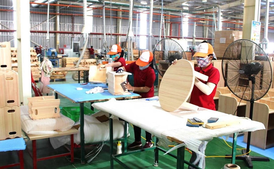 Hoạt động chế biến đồ gỗ xuất khẩu của doanh nghiệp trong Khu công nghiệp Nhơn Hội A.