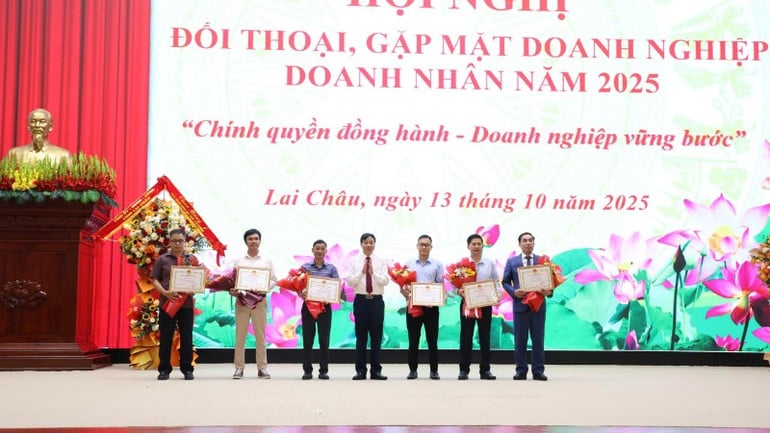 Tặng Bằng khen cho các tập thể có nhiều đóng góp cho sự phát triển chung của Lai Châu.