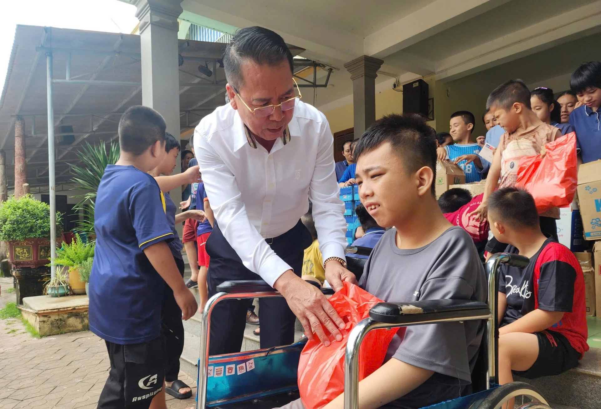 Führungskräfte der ADB Trading Company Limited überreichten den Kindern im Vincent Hope Shelter Geschenke.
