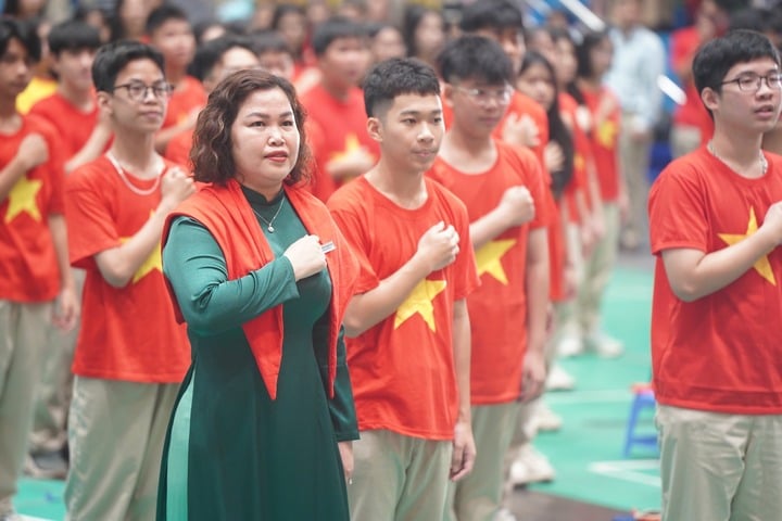 Mai Hue, rektor för Nguyen Hue High School, Bac Tu Liem, Hanoi (Foto: NVCC)