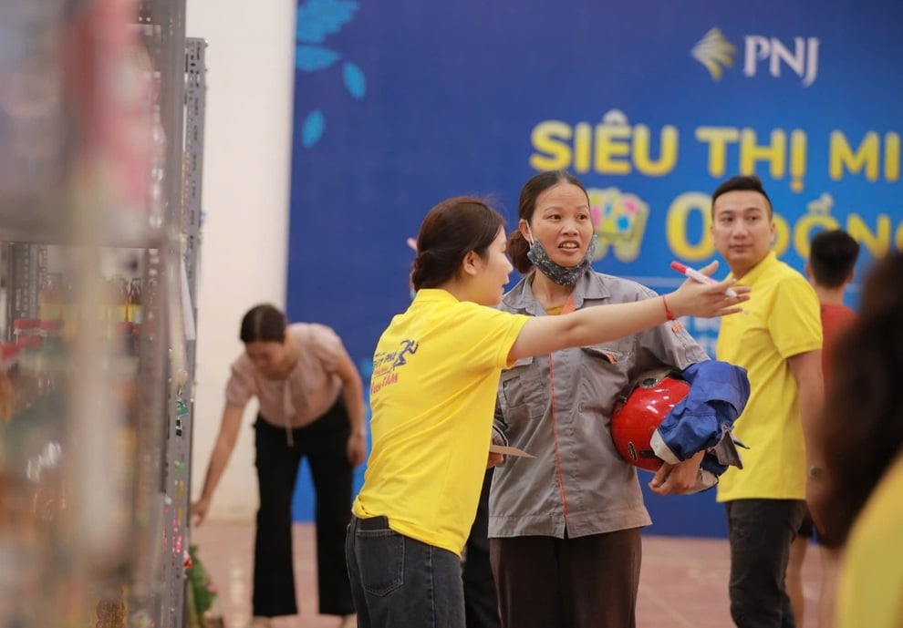 PNJ triển khai Siêu thị mini 0 đồng, hỗ trợ đồng bào miền Bắc sau bão lũ - 2