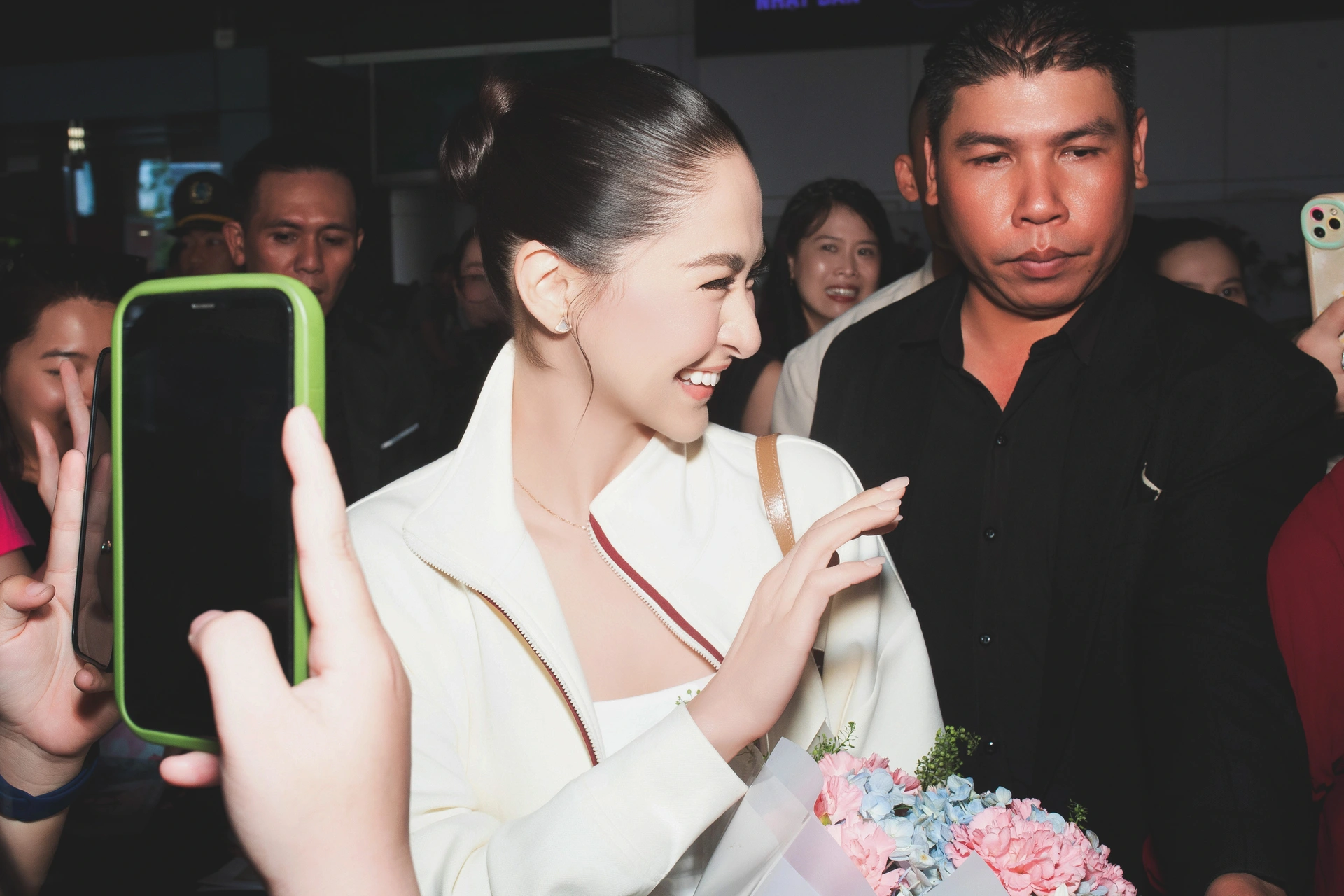 "Mỹ nhân đẹp nhất Philippines" đến Việt Nam, fan quây kín tại sân bay