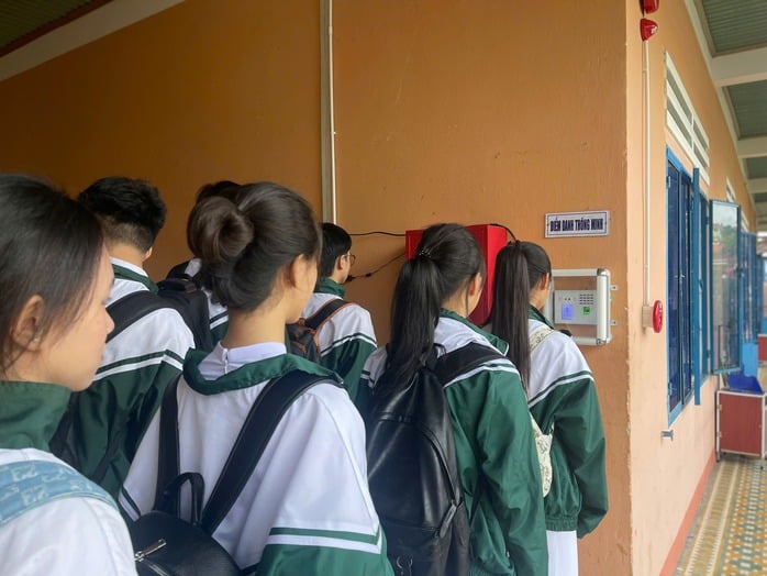 Thú vị cách trường học ở Đà Nẵng dùng Face ID để điểm danh học trò - Ảnh 1.