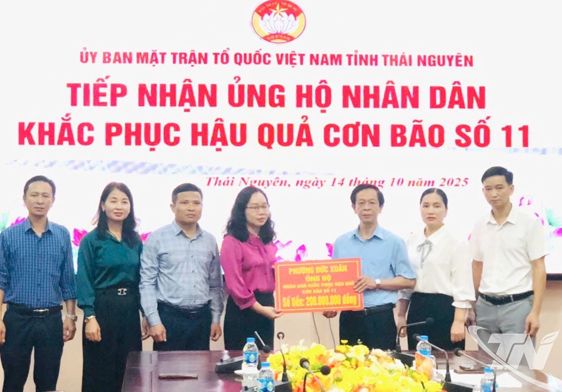 Đồng chí Nông Thị Phương Thảo, Phó Bí thư Thường trực  Đảng ủy phường Đức Xuân trao số tiền ủng hộ 200 triệu đồng cho đồng chí Đàm Quang Tuyến, Phó Chủ tịch Ủy ban MTTQ Việt Nam tỉnh Thái Nguyên đại diện đơn vị tiếp nhận.