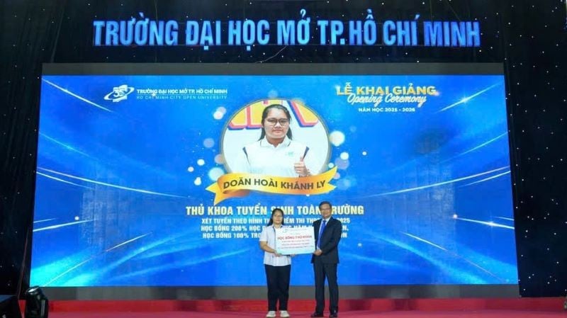 Ho Chi Minh City Open University delar ut stipendier till nya studenter.