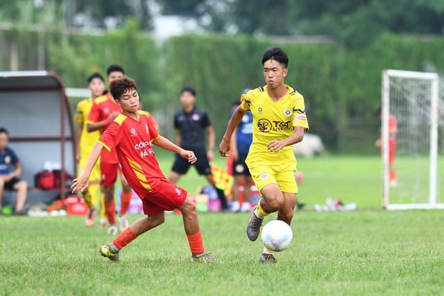 Por primera vez, el fútbol juvenil vietnamita tiene un torneo 'mini V-League' - Foto 1. Lần đầu tiên bóng đá trẻ Việt Nam có giải 'mini V-League'- Ảnh 1.