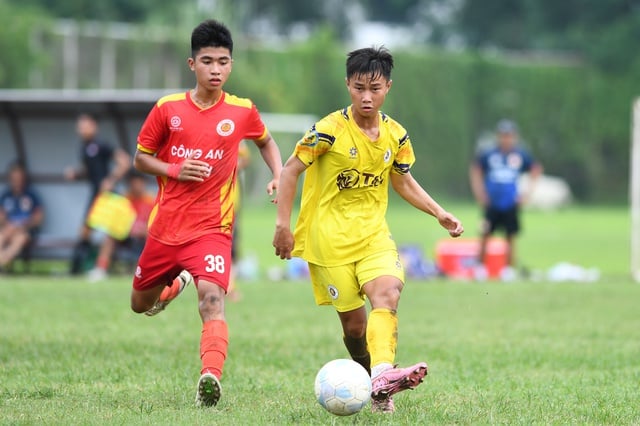 Por primera vez, el fútbol juvenil vietnamita tiene un torneo 'mini V-League' - Foto 4. Lần đầu tiên bóng đá trẻ Việt Nam có giải 'mini V-League'- Ảnh 4.