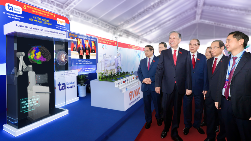Výstavní prostor pro strategické technologické vybavení navštívil generální tajemník To Lam, premiér Pham Minh Chinh, předseda Národního shromáždění Tran Thanh Man a další představitelé strany a státu a bývalí představitelé.