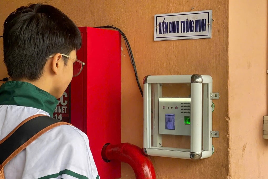 Thiết bị điểm danh mới, học sinh đi chậm 1 phút phụ huynh cũng biết - 1