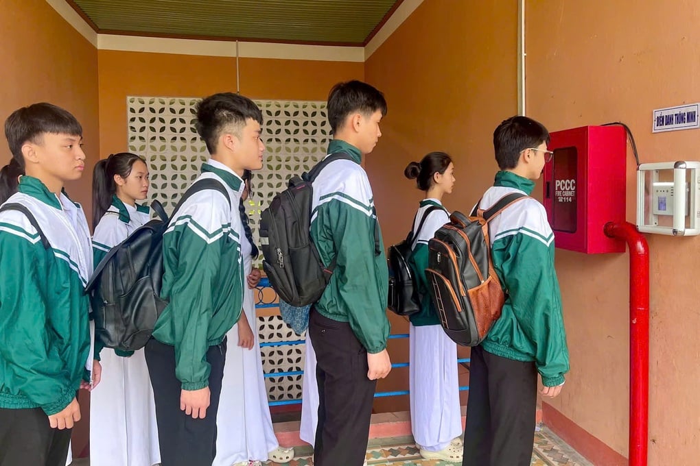 Thiết bị điểm danh mới, học sinh đi chậm 1 phút phụ huynh cũng biết - 2