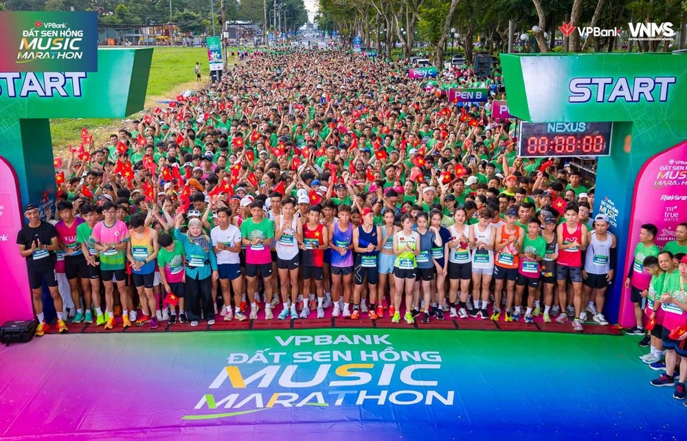 12.800 pelari mencapai garis finis, VPBank Dat Sen Hong Music Marathon 2025 berakhir dengan mengesankan - foto 1
