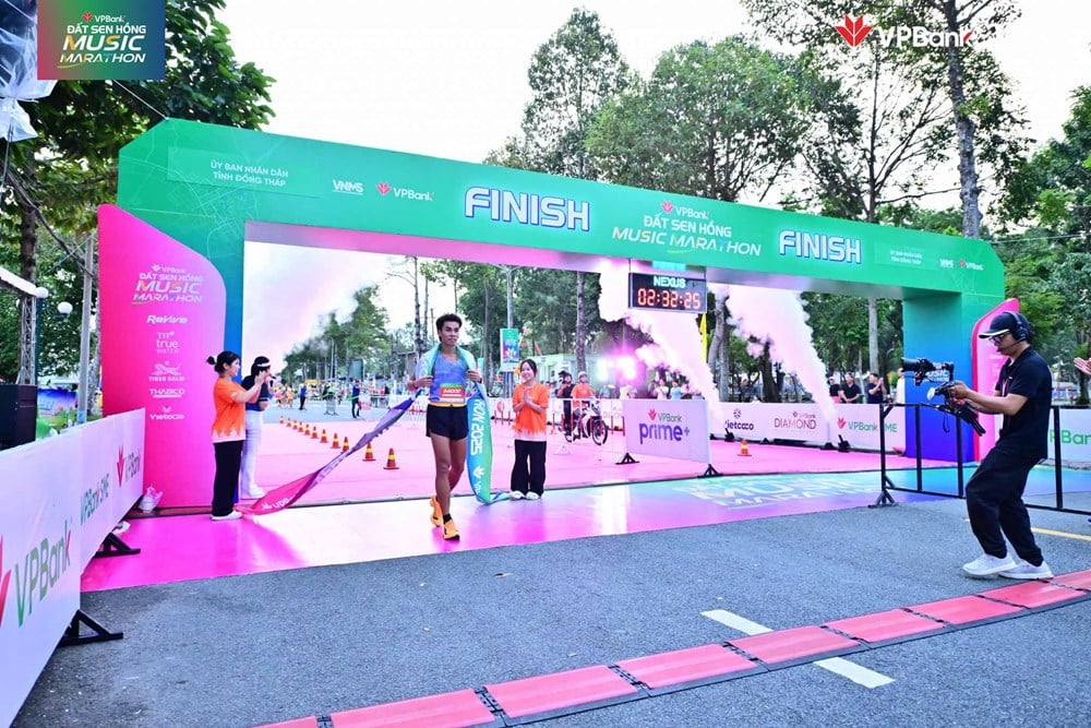 12.800 pelari mencapai garis finis, VPBank Dat Sen Hong Music Marathon 2025 berakhir dengan mengesankan - foto 3