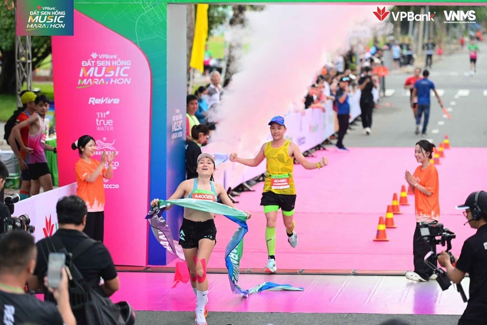 12.800 pelari mencapai garis finis, VPBank Dat Sen Hong Music Marathon 2025 berakhir dengan mengesankan - foto 4