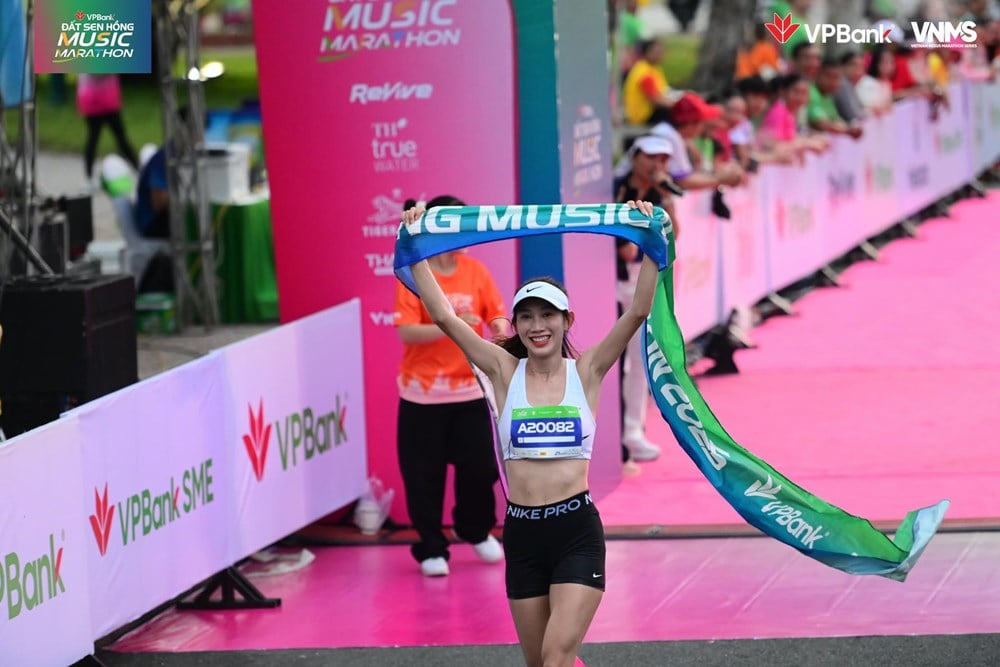 12.800 pelari mencapai garis finis, VPBank Dat Sen Hong Music Marathon 2025 berakhir dengan mengesankan - foto 5