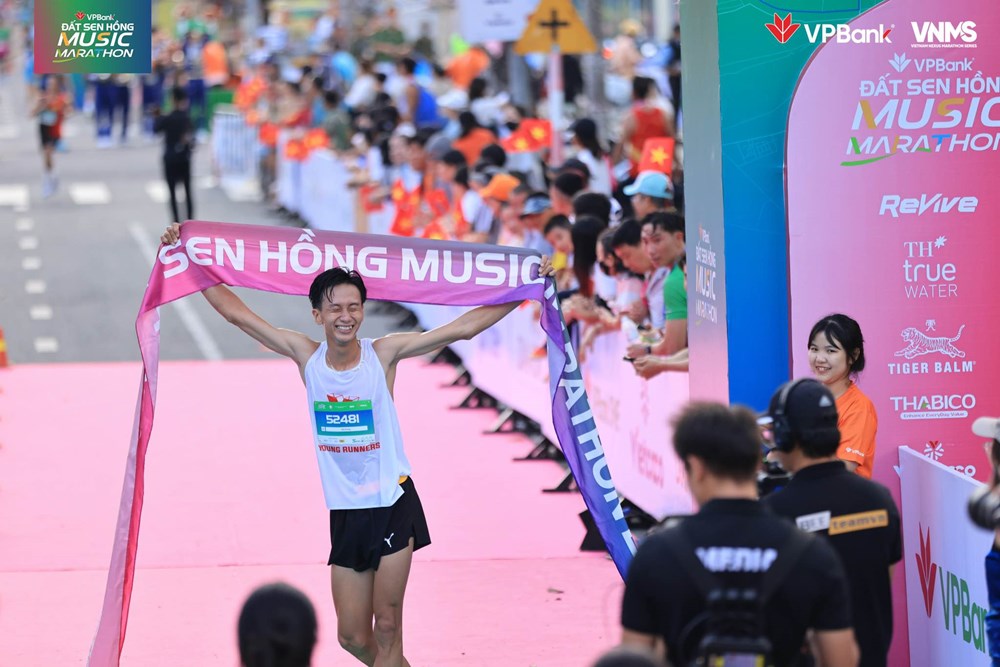 12.800 pelari mencapai garis finis, VPBank Dat Sen Hong Music Marathon 2025 berakhir dengan mengesankan - foto 6