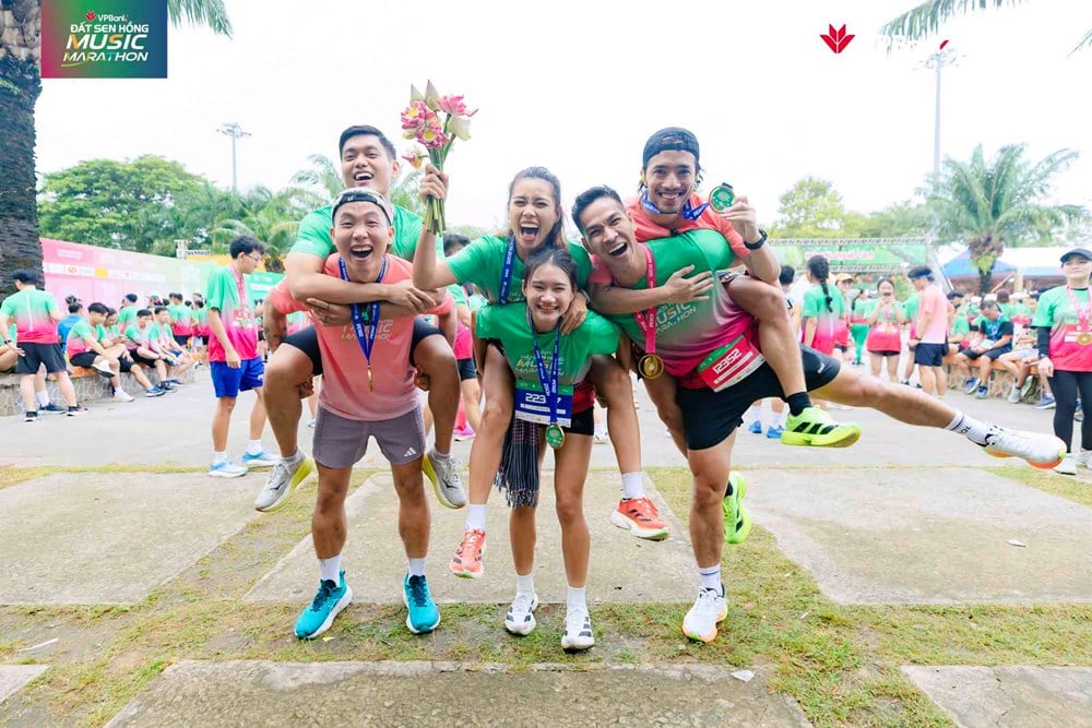 12.800 pelari mencapai garis finis, VPBank Dat Sen Hong Music Marathon 2025 berakhir dengan mengesankan - foto 8