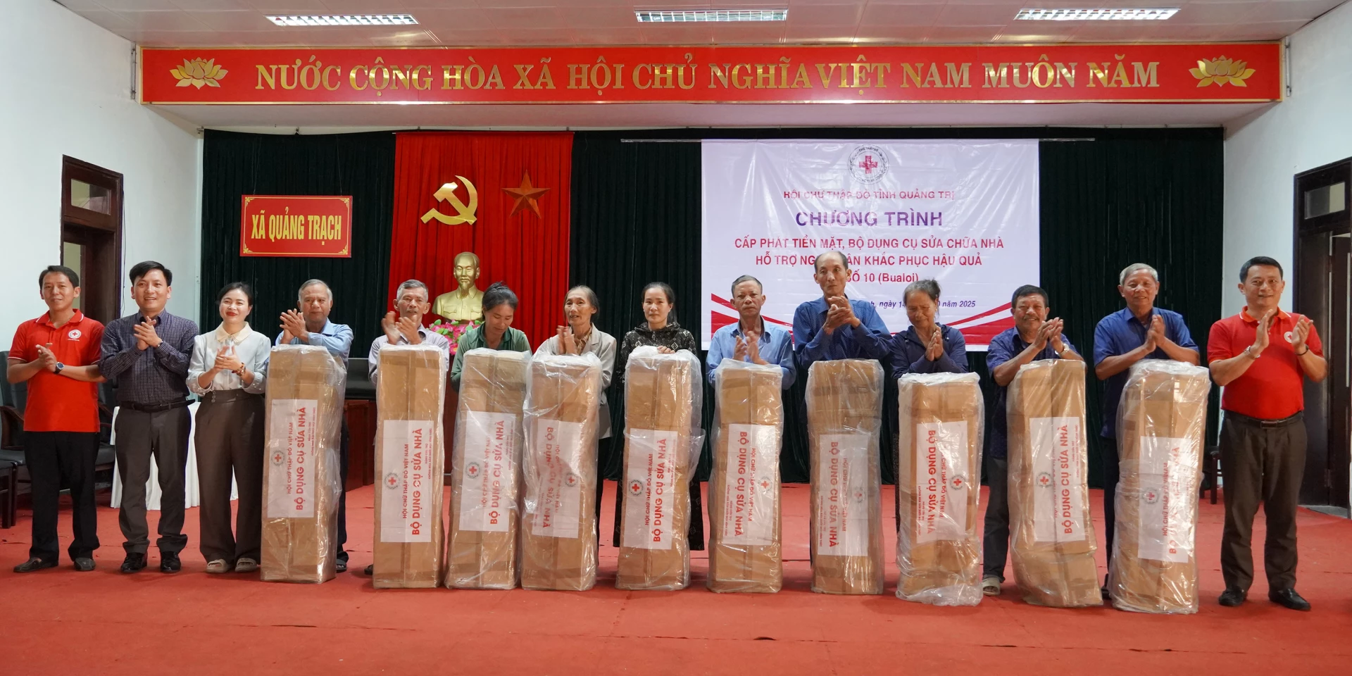 Общество Красного Креста провинции Куангчи раздает наборы для ремонта домов людям, пострадавшим от урагана № 10 в коммуне Куанг Трач. Фото: N.H.