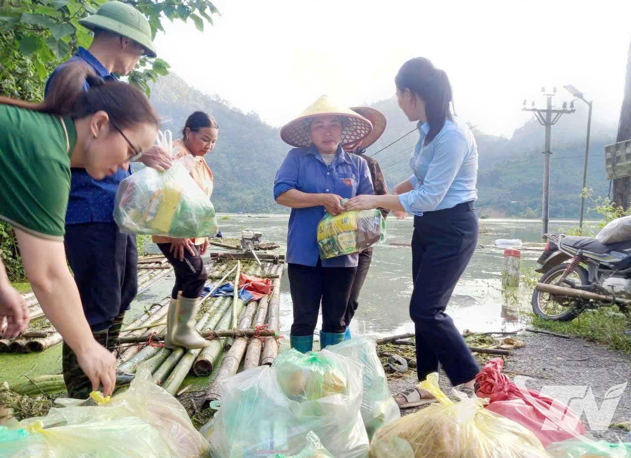 UBND phường Đức Xuân hỗ trợ 2 tấn hàng nhu yếu phẩm cho người dân xã Văn Lang bị ảnh hưởng bởi bão số 11.
