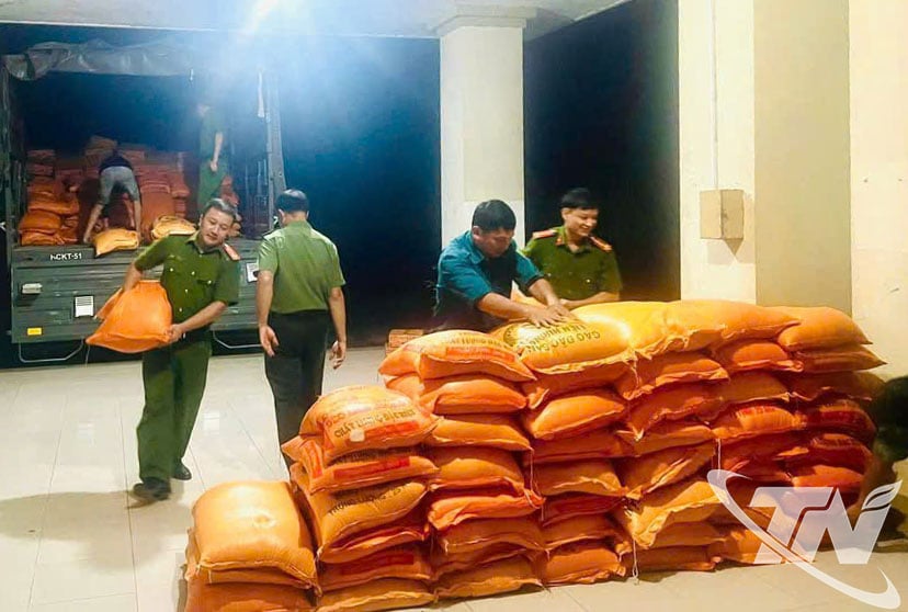 Xã Văn Lang tiếp nhận 3 tấn gạo của Bộ Chỉ huy Quân sự tỉnh Thái Nguyên để cứu trợ bà con nhân dân.