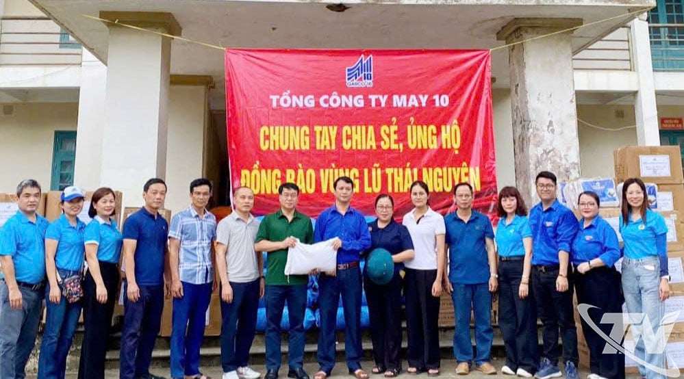 Đoàn thiện nguyện của Tổng Công ty May 10 đến thăm, trao quà hỗ trợ nhân dân xã Văn Lang.