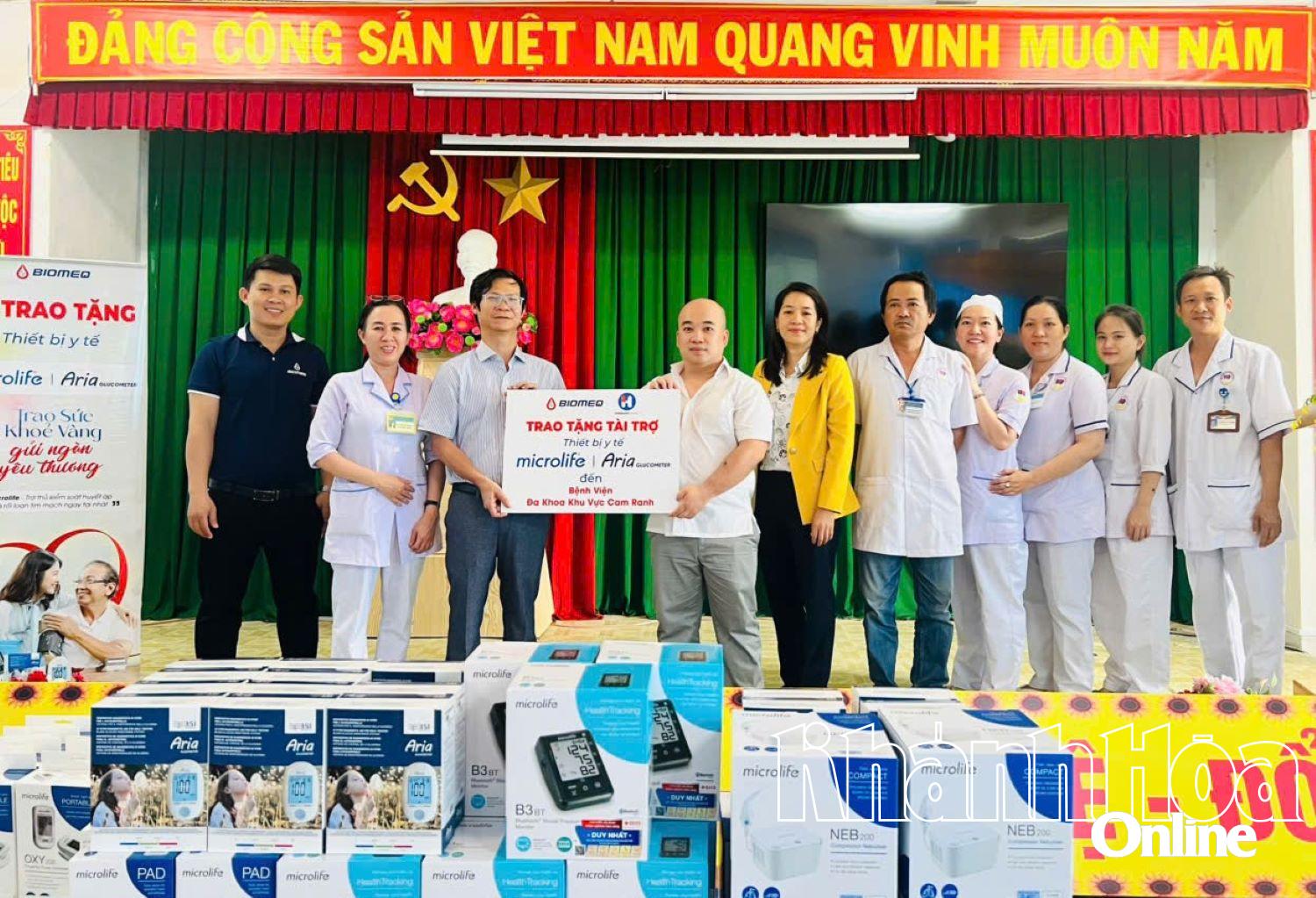 Conducerii Spitalului General Regional Cam Ranh primesc echipamente.