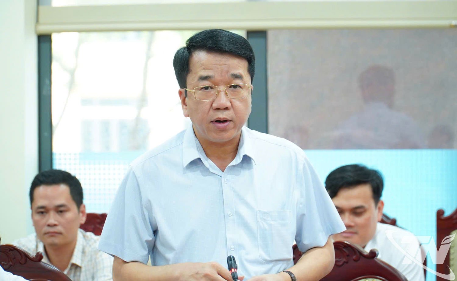 សមមិត្ត Nguyen Thanh Binh សមាជិកគណៈកម្មាធិការអចិន្ត្រៃយ៍បក្សខេត្ត អនុប្រធានអចិន្ត្រៃយ៍គណៈកម្មាធិការប្រជាជនខេត្ត ថ្លែងមតិក្នុងកិច្ចប្រជុំ។