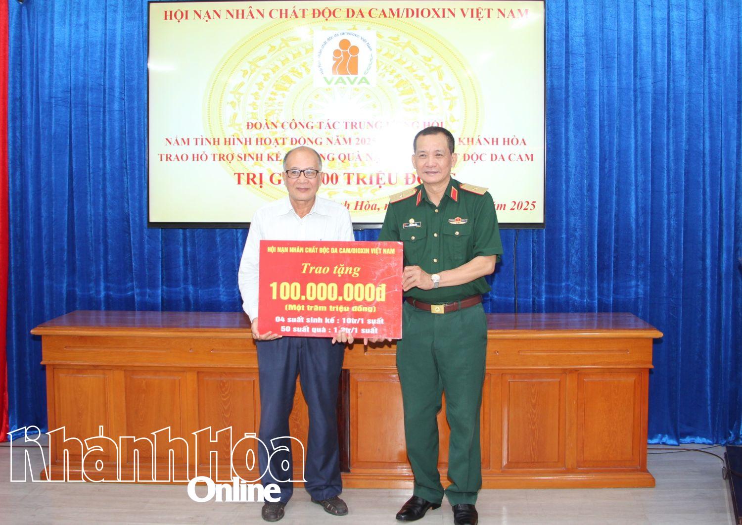 Generalmajor Do Hong Lam, ständiger Vizepräsident des Zentralkomitees der vietnamesischen Vereinigung der Opfer von Agent Orange/Dioxin, überreichte dem Vertreter der Provinzvereinigung der Opfer von Agent Orange/Dioxin symbolisch 100 Millionen VND zur Unterstützung.