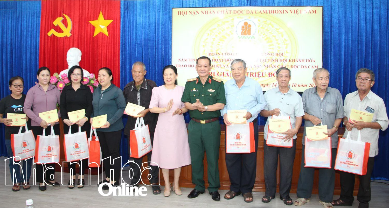 Generalmajor Do Hong Lam und Genosse Le Vinh Lien Trang überreichten den Opfern von Agent Orange Geschenke.