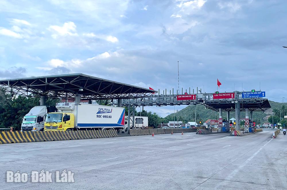 An Dan toll station is implementing fee exemption for vehicles transporting flood and storm relief goods.