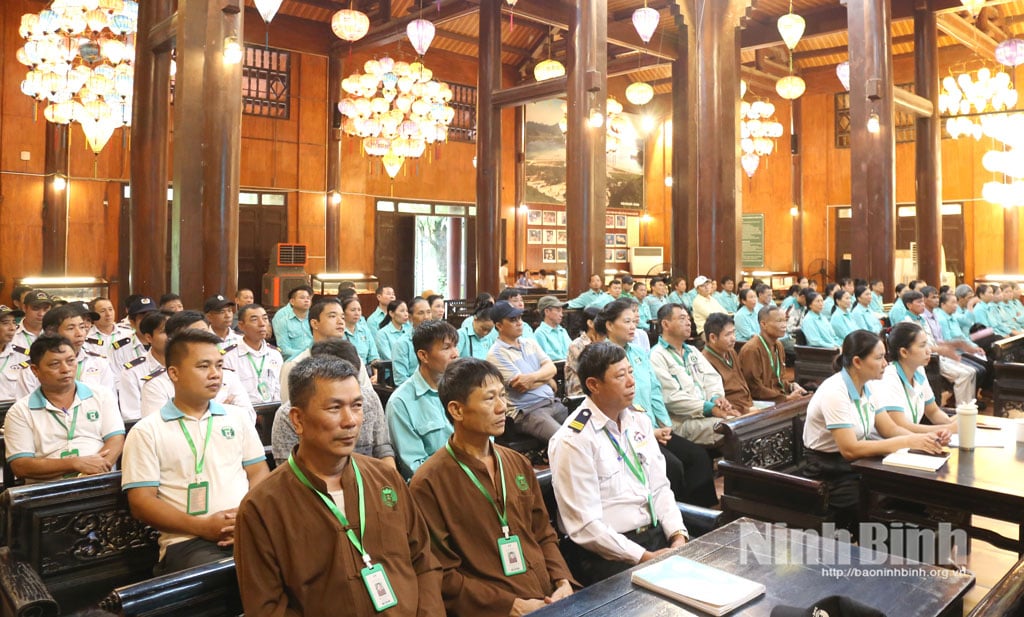សិក្ខាកាមចូលរួមវគ្គបណ្តុះបណ្តាលដើម្បីបង្កើនចំណេះដឹង និងជំនាញសុវត្ថិភាពដល់កម្មករ។
