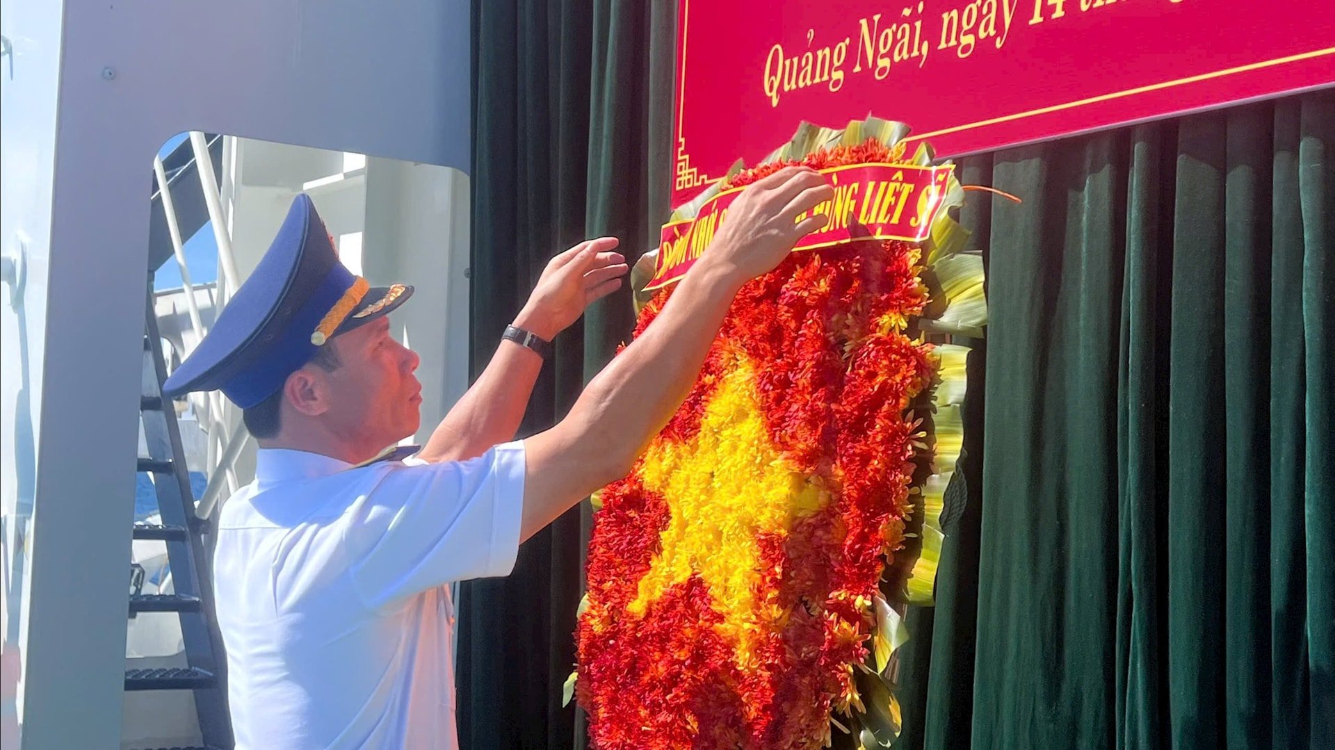 El coronel Tran Hong Que ofrece flores para conmemorar a los heroicos mártires. Foto: Viet Trong