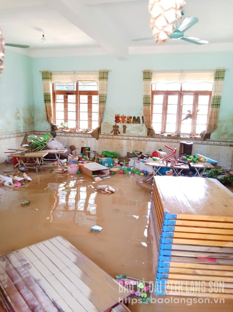 Lehrmittel und Spielsachen der Schüler in einem Klassenzimmer des Yen Binh Kindergartens wurden durch Überschwemmungen vollständig beschädigt.
