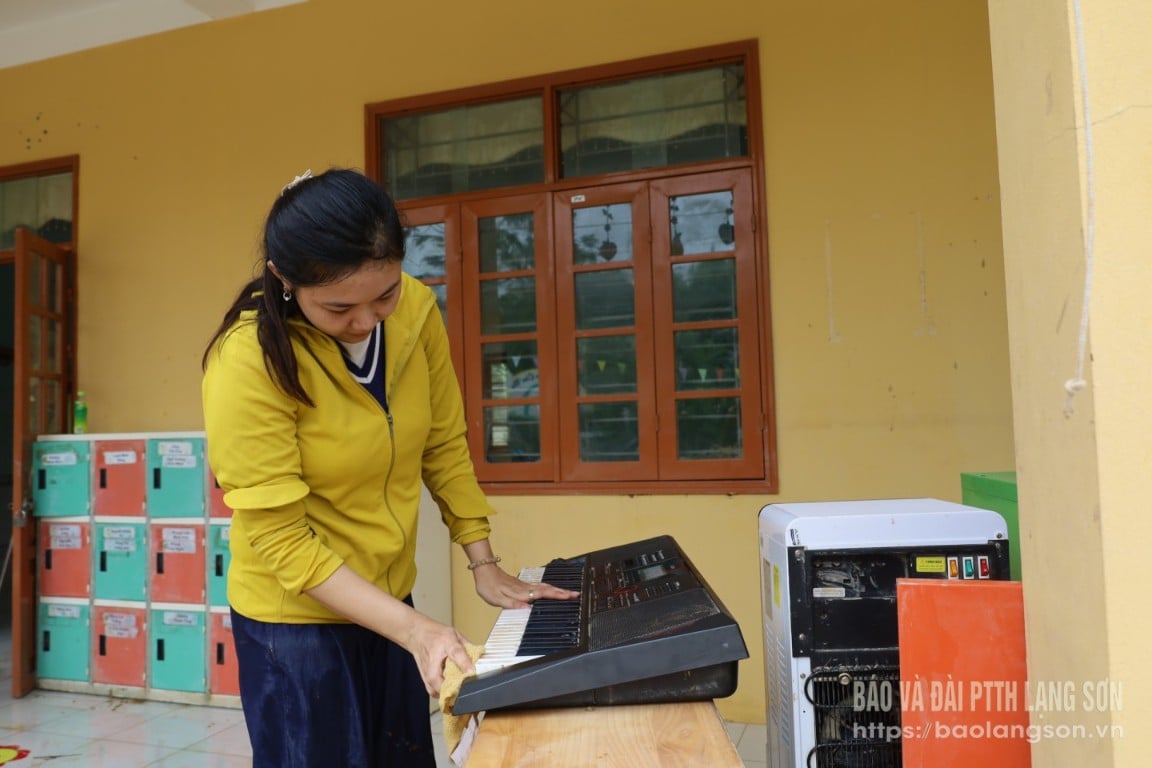 Die Lehrer des Yen Binh Kindergartens reparieren Unterrichtsgeräte, um die Schüler wieder in der Schule willkommen zu heißen.