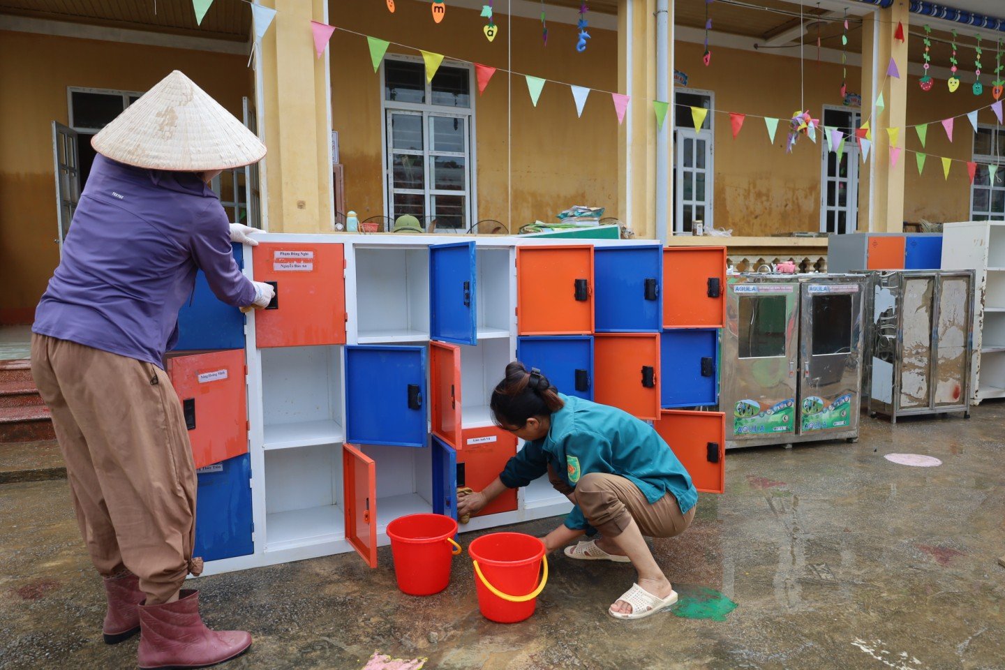 Lehrer und Eltern des Yen Binh Kindergartens reinigen die Schließfächer, um die Schüler auf die Rückkehr in die Schule vorzubereiten.